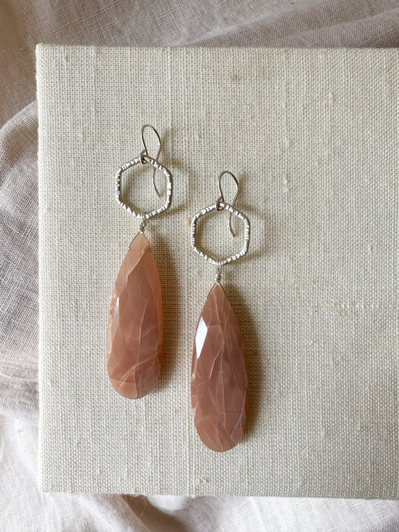 E2316 - forged hoop with large teardrop shaped peach moonstone