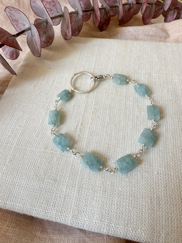 B2320 - forged link bracelet with rectangle faceted moss aquamarine